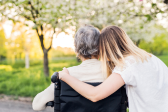 Descubre por qué la participación de las personas mayores es clave en las decisiones públicas y cómo el Sindnapi – Sindicato Nacional dos Aposentados, Pensionistas e Idosos fortalece esta actuación.
