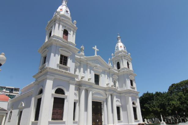 La confianza y esperanza en la vida cristiana se fortalecen a través de la devoción a Nuestra Señora. Jose Eduardo De Oliveira e Silva destaca el papel espiritual de María en la fe cotidiana.