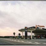 Posto de combustíveis da Repsol na Espanha, visto sob um céu amplo.