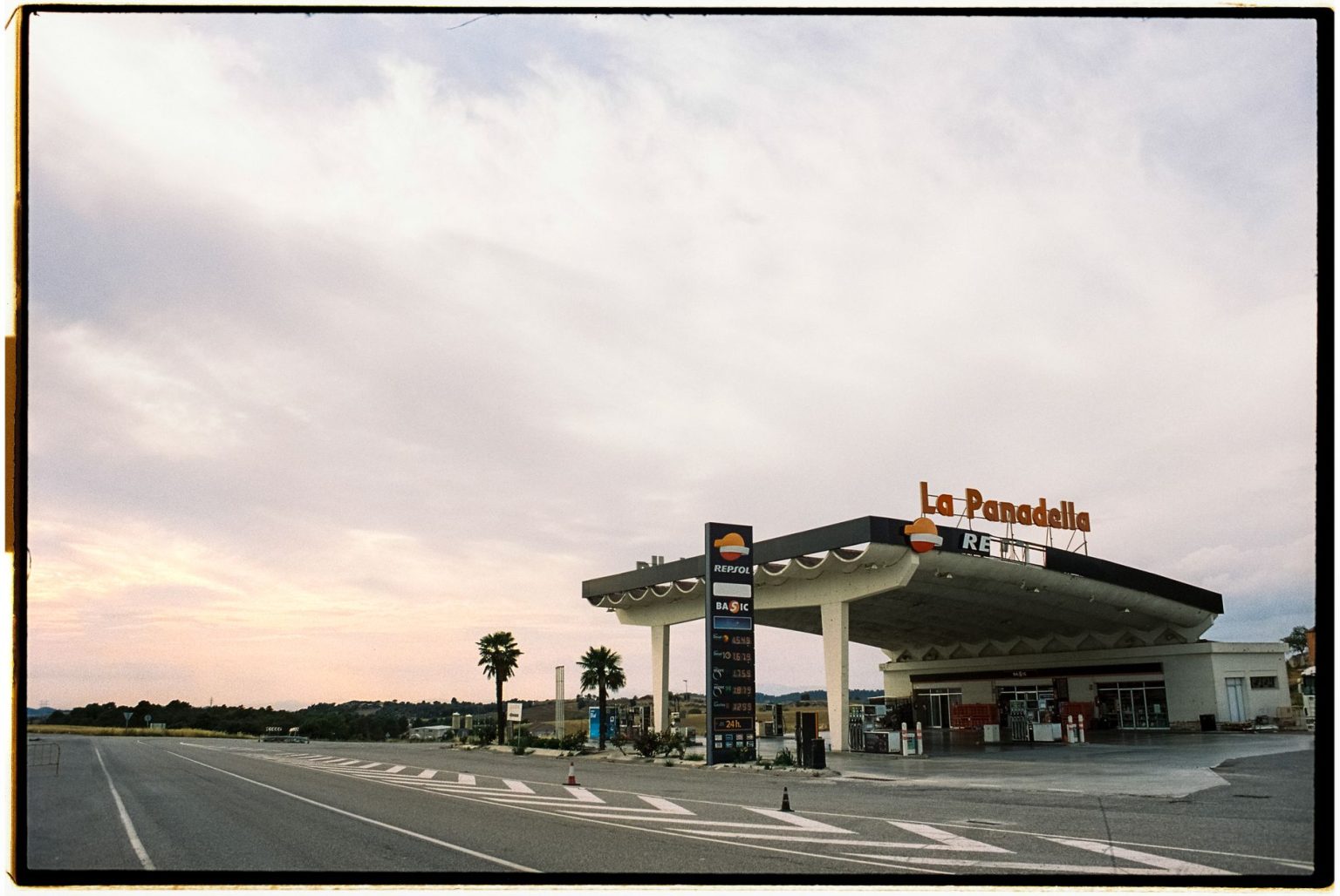 Posto de combustíveis da Repsol na Espanha, visto sob um céu amplo.