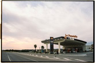 Posto de combustíveis da Repsol na Espanha, visto sob um céu amplo.