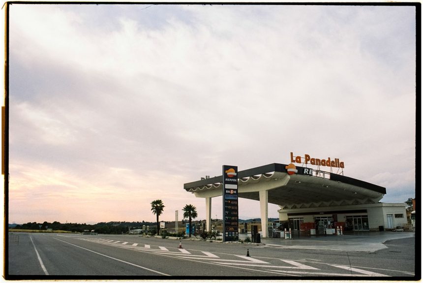 Posto de combustíveis da Repsol na Espanha, visto sob um céu amplo.