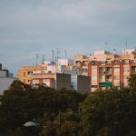 Vista urbana diurna com edifícios residenciais em Valência, na Espanha.