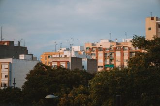 Vista urbana diurna com edifícios residenciais em Valência, na Espanha.