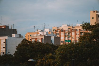 Vista urbana diurna com edifícios residenciais em Valência, na Espanha.