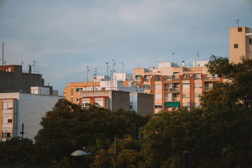 Vista urbana diurna com edifícios residenciais em Valência, na Espanha.