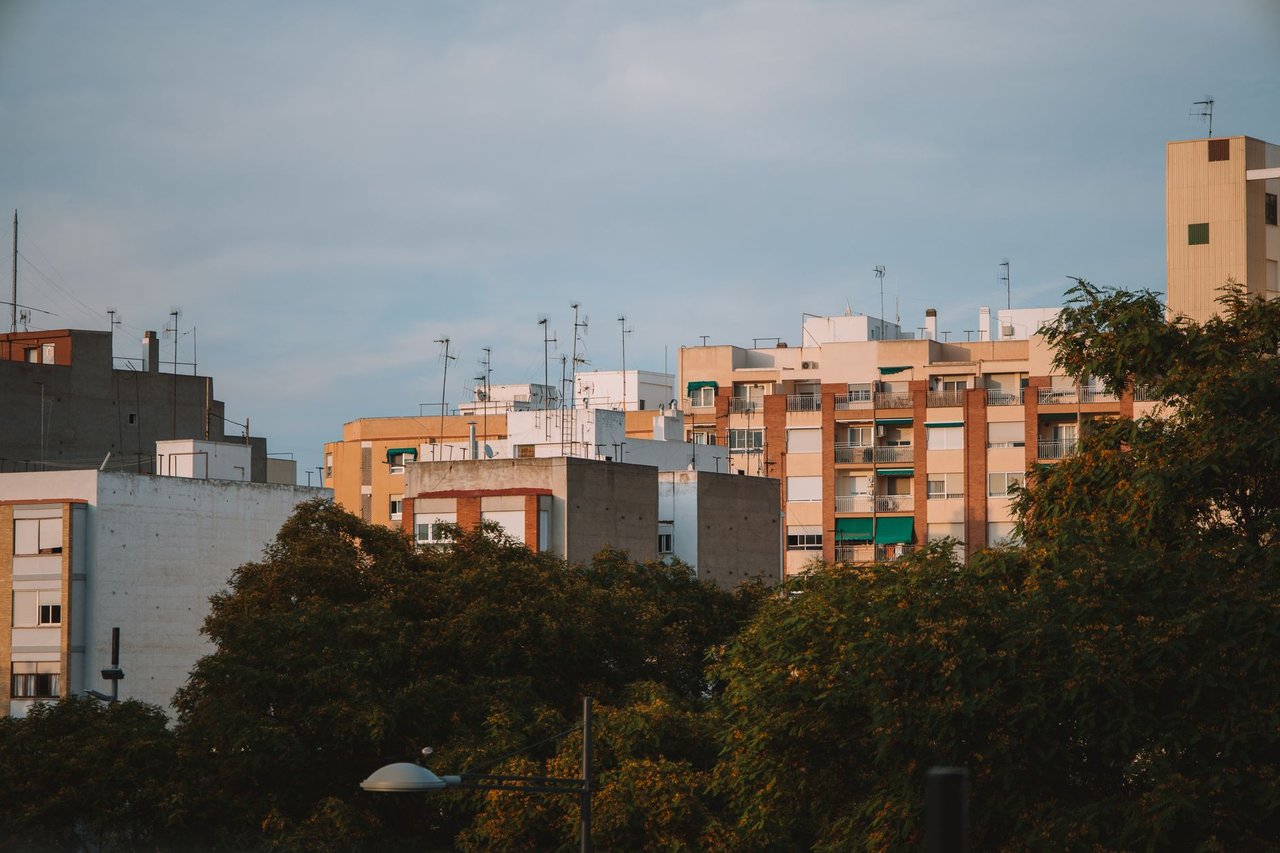 Vista urbana diurna com edifícios residenciais em Valência, na Espanha.