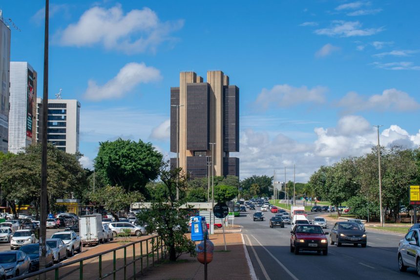 Vista externa do Banco Central do Brasil em Brasília sob um céu azul
